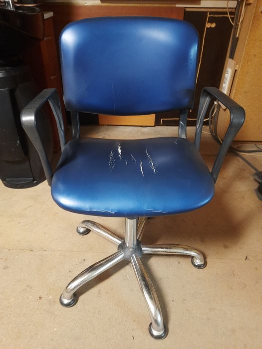 Кресло мастера, кресло клиента, зеркало