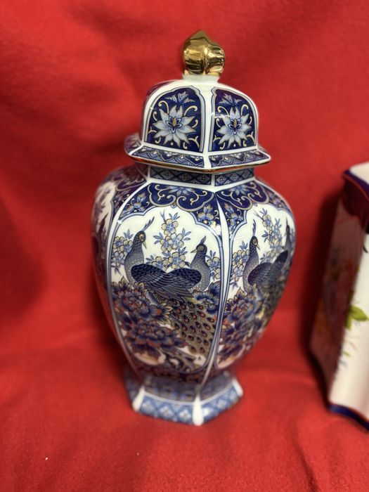 Pote em porcelana com pavoes