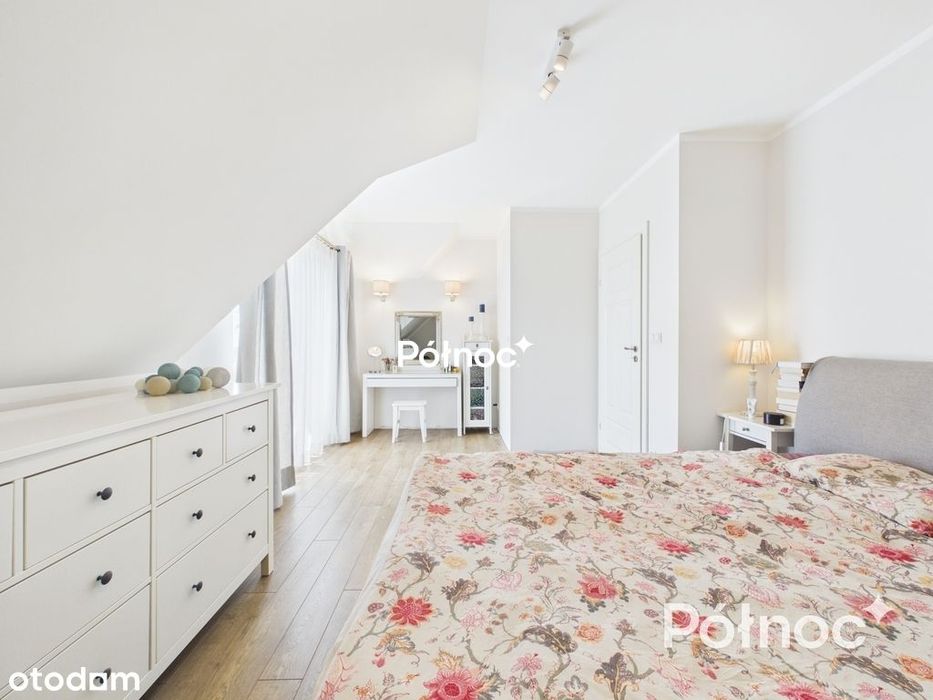 Przestronna Rezydencja w Rzeszotarach | 241 m² |