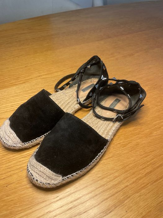 Sandália Espadrille SCHUTZ Preta com Tachas – Estilo e Muito Conforto – Tam. 38 EUR (36 BR)