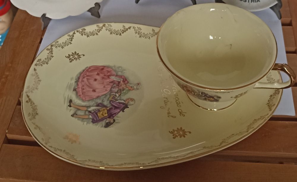 Conjunto prato e chávena grandes antigos