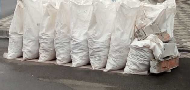 Цегла з цементом після демонтажу стіни