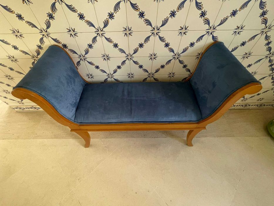 Cadeirão madeira forrado cor azul 100 cm x 36 cm