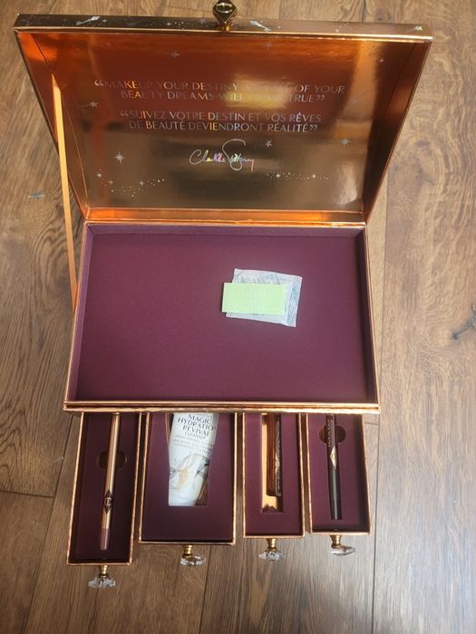 Kuferek świąteczny Charlotte Tibury