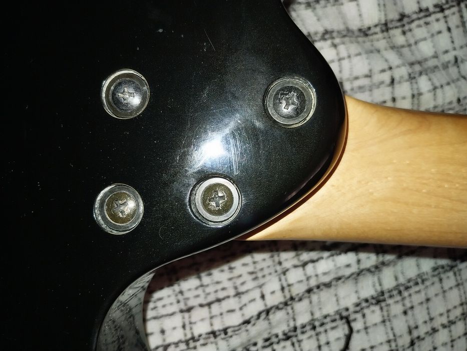 Ibanez Gio para canhoto (L) actualmente com as cordas montadas para direito.