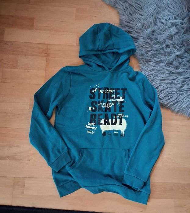 Zielona bluza z kapturem z napisem w stylu graffiti