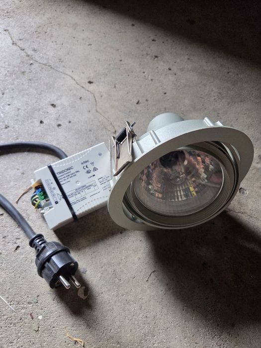 Lampa halogenowa ze statecznikiem elektronicznym 70W.