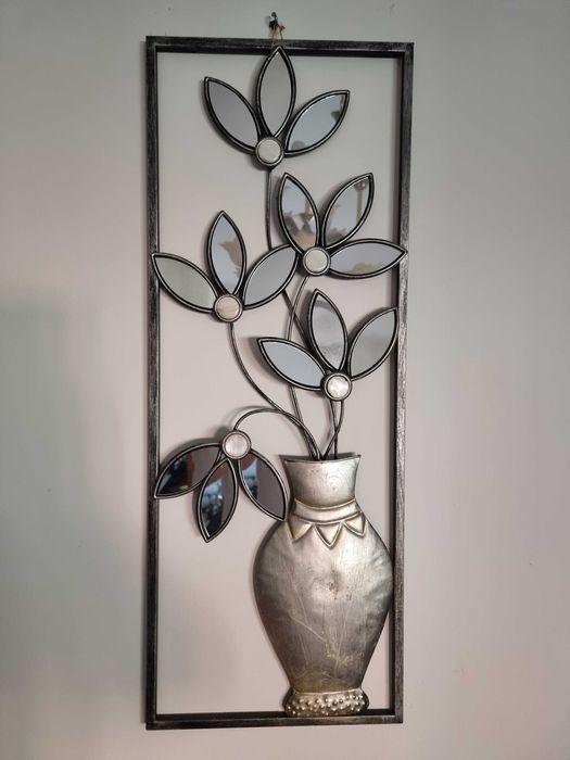 Lote Quadro artesanal com petalas espelhadas e Três objetos de decoração