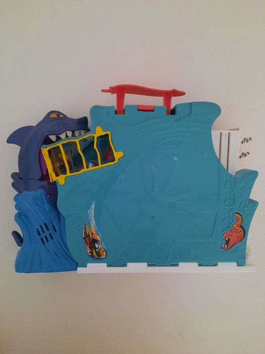 Várias pistas da Hot Wheels