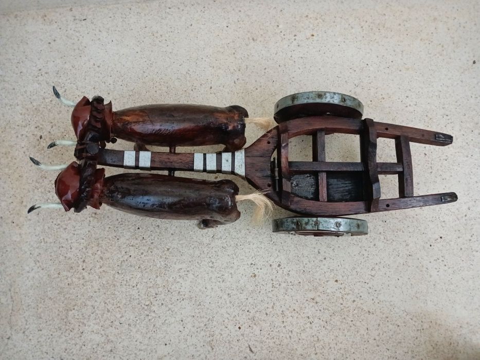 Belíssima peça decorativa c/ 60cm
"Junta de bois com carro" em madeira