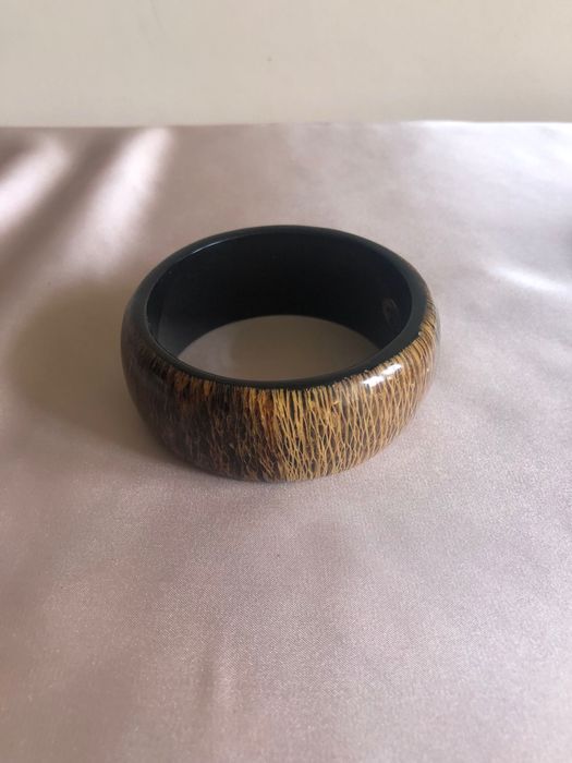 Pulseira bonita em tons castanhos