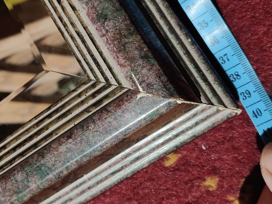 Kryształowe lustro w drewnianej ramie.