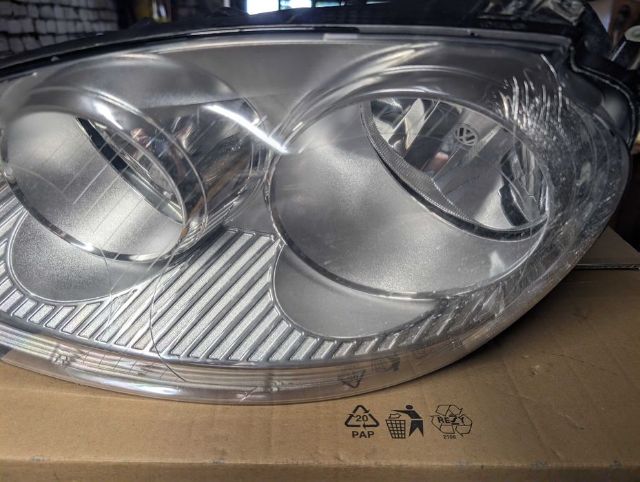 VW Golf V lampy reflektory OE 1K6941005P 1K6941006P KPL