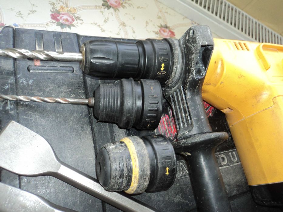 Dewalt d25404 qs mocna  mlotowiertarka 3-funkc.900w 4.2 j z kuciem-W ZESTAWIE 3 GLOWICE.
