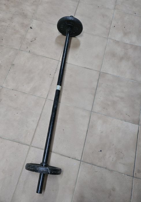 Bancos / barra e pesos de ginásio