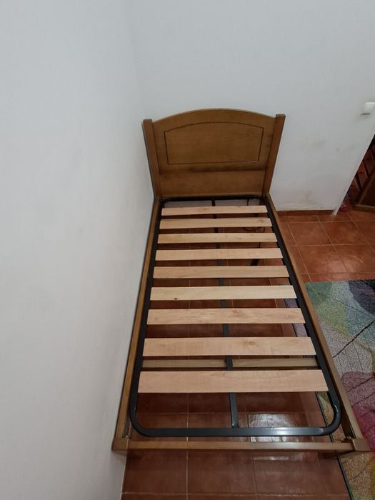 Cama de Solteiro e Mesa de Cabeceira