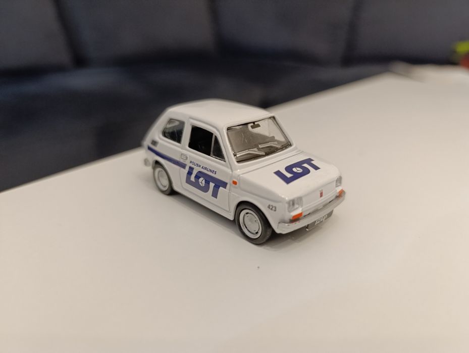 Samochód PRL model Fiat 126p resorak PLL LOT lotniskowy samochód obsłu