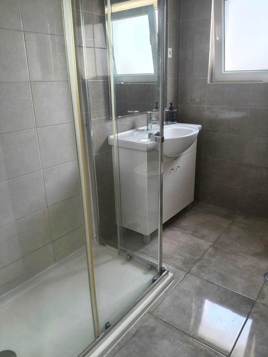Quarto para arrendar em apt remodelado a 5min do metro para a FCT e Egas Moniz