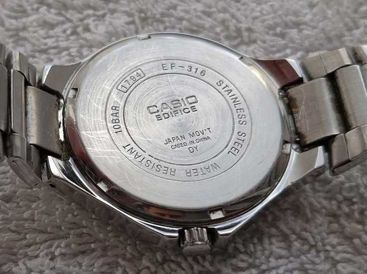Nowy zegarek Casio Edifice z dokumentami