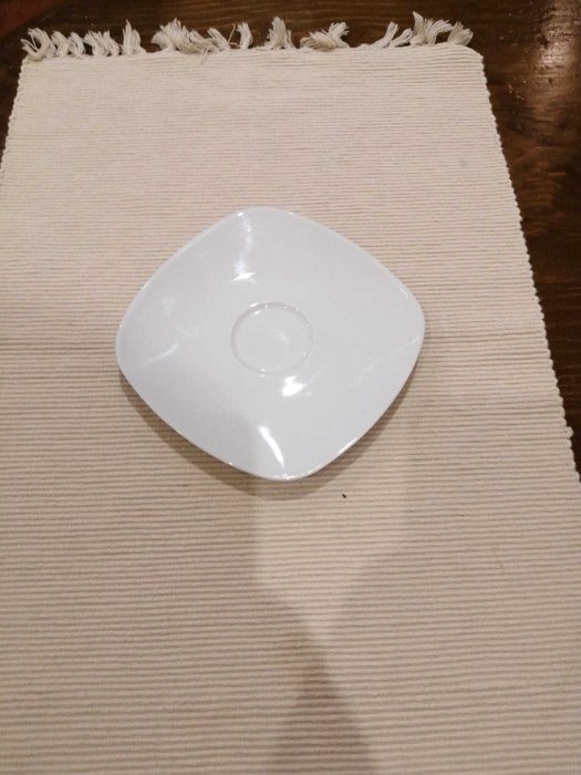 White Ceramic Saucers423105267038965761