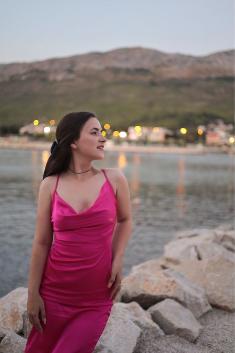 Атласна вечірня сукня