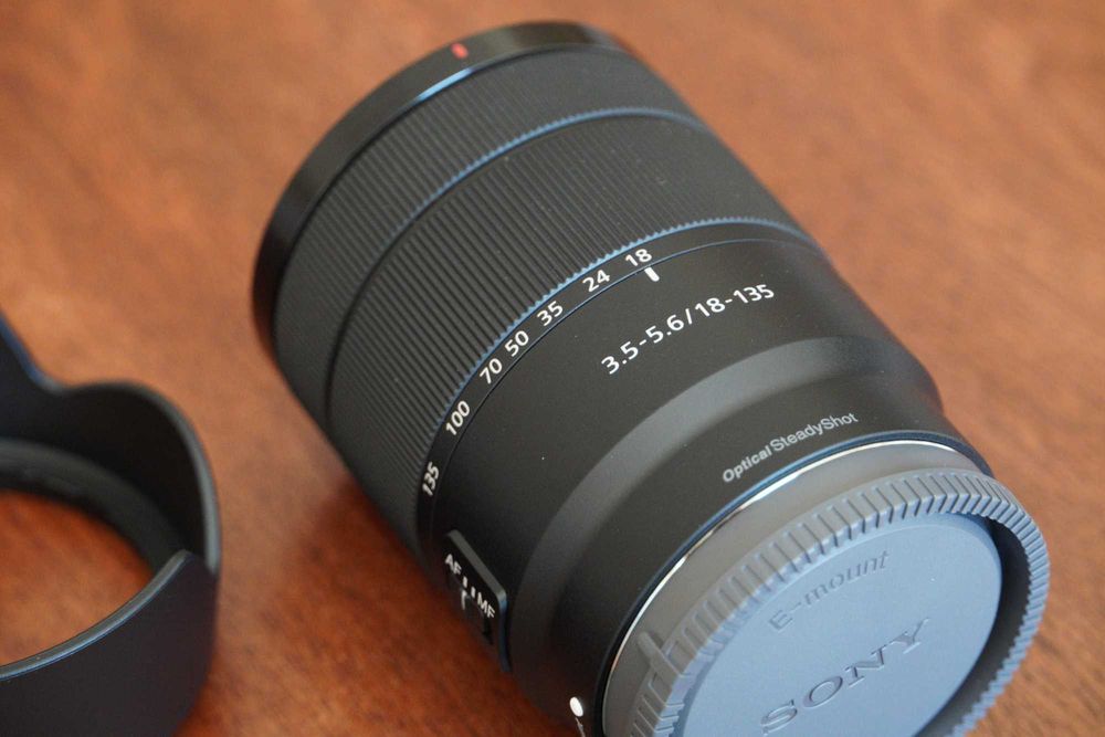 [NOVA] Lente Objectiva Sony E 18-135mm f/3.5-5.6 OSS (SEL18135)
