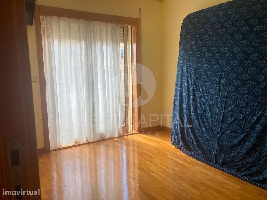 Apartamento T3 com Suite, 2 Varandas e Garagem para 2 Carros  em linha