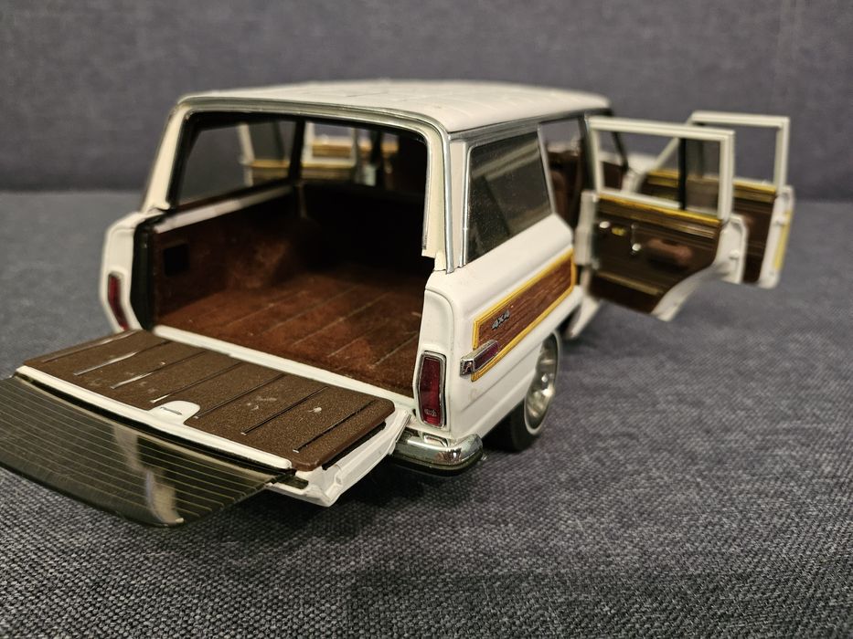 Model Jeep Grand Wagoneer 1/18 Autoart