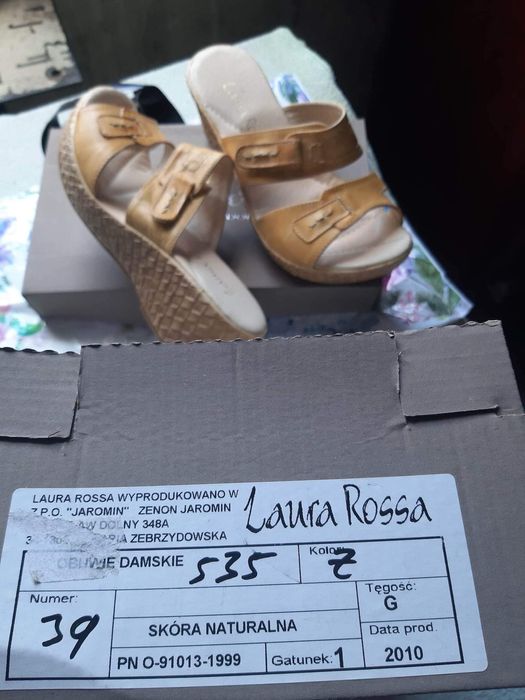 Skórzane klapki na platformie