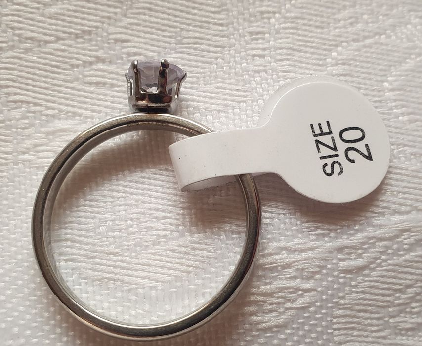 Piękny pierścionek w kolorze srebra z centralnym oczkiem, 20mm