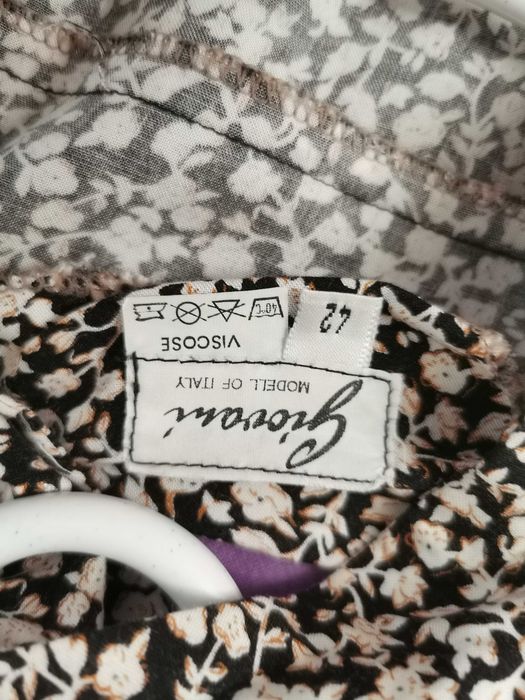 Sukienka z efektownym rozcięciem