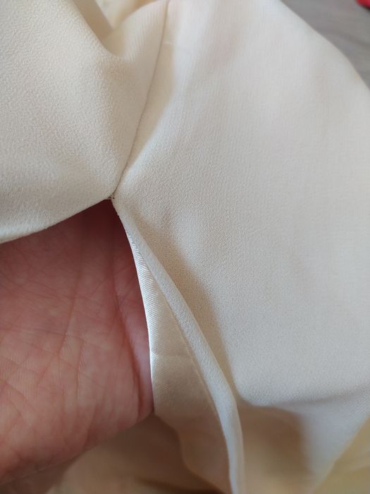 Sukienka z rozcięciem, kopertowy dekolt beż tiul