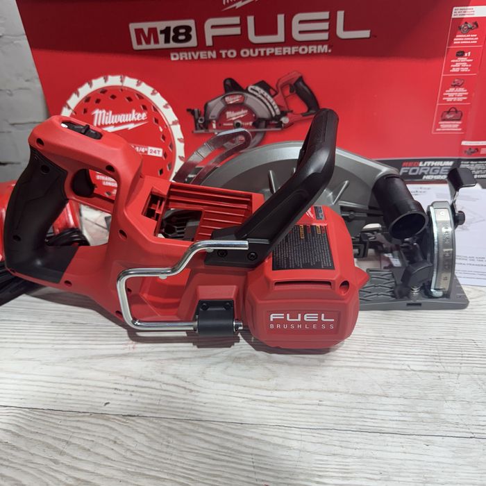 Безщіткова циркулярна пила 184мм Milwaukee M18 2930-21 FUEL