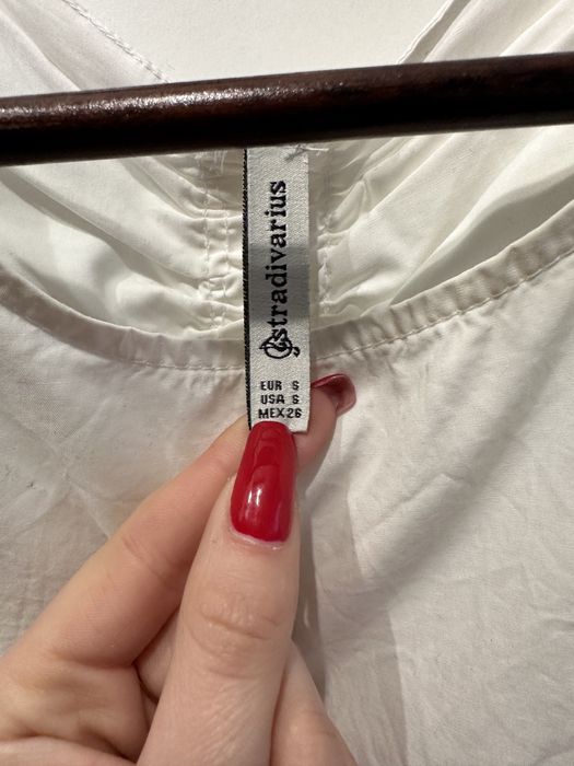 Top z haftem stradivarius