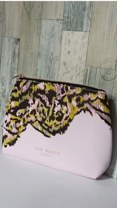 Симпатичная косметичка ted baker новая