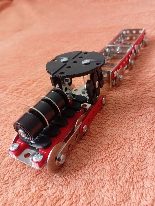 Металлический конструктор железная дорога и паровоз.