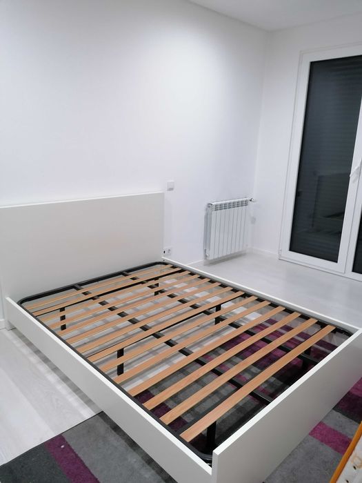 Cama de casal em bom estado