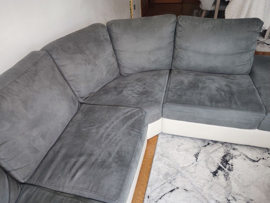Sofá de canto cinza e branco creme