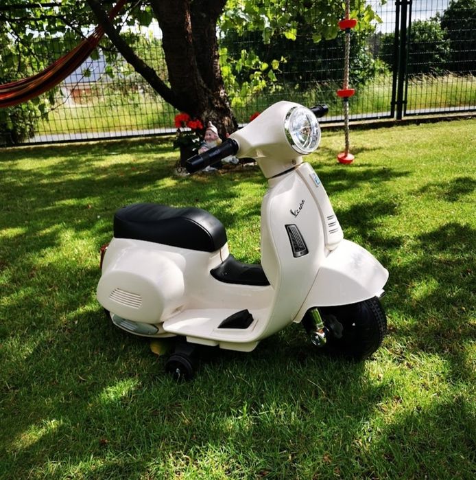 Samochód Audi i skuter Vespa na akumulator