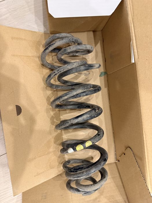 Оригінальні задні пружини Volkswagen Jetta 6  2.0