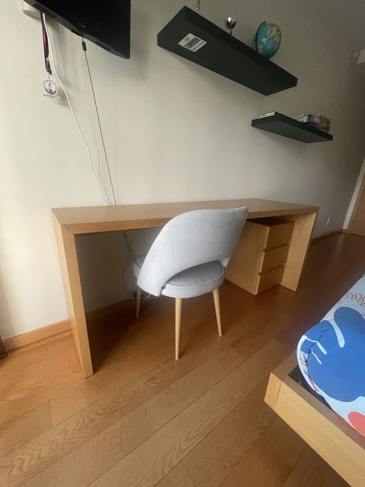 Quarto completo com cama de casal e mobilia
