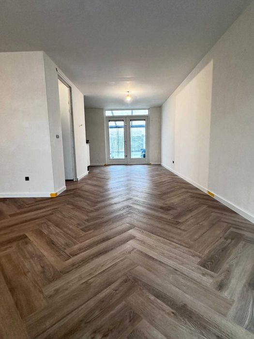 Podłogi, montaż paneli winylowych i laminatów, także podgrzewanych