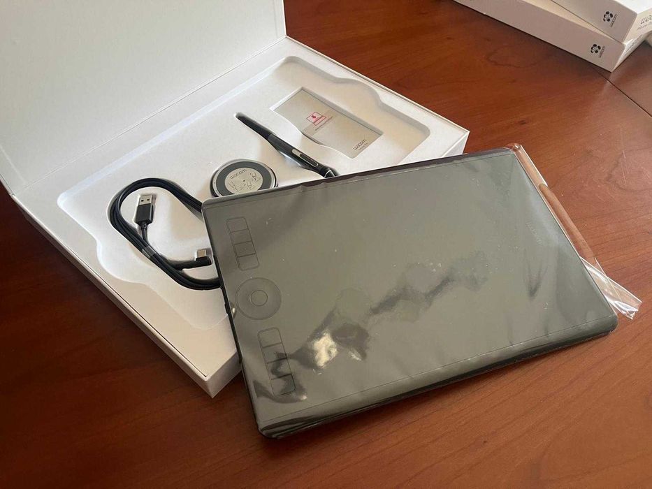 2x Wacom Intuos Pro M (PTH-660) – Novas / Seladas