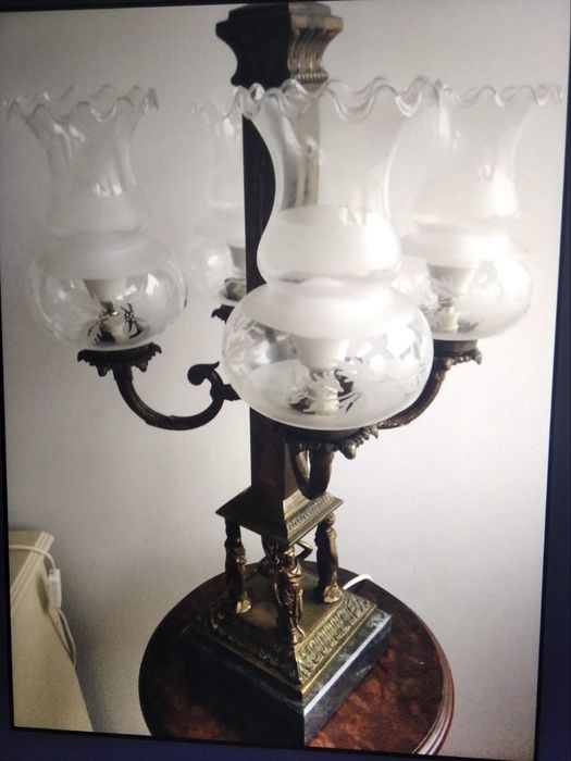 Candeeiro em bronze e  base de mármore, oferta da mesa