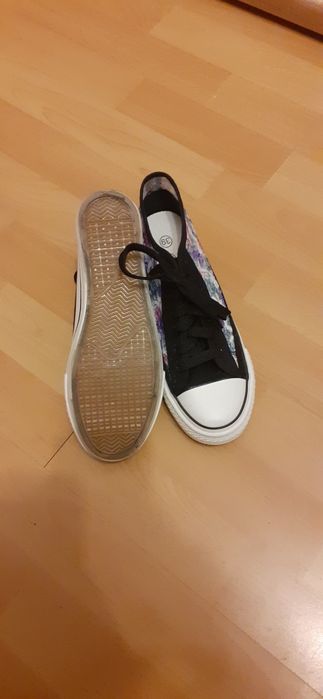 Trampki w koronkę, czarne w kwiatki