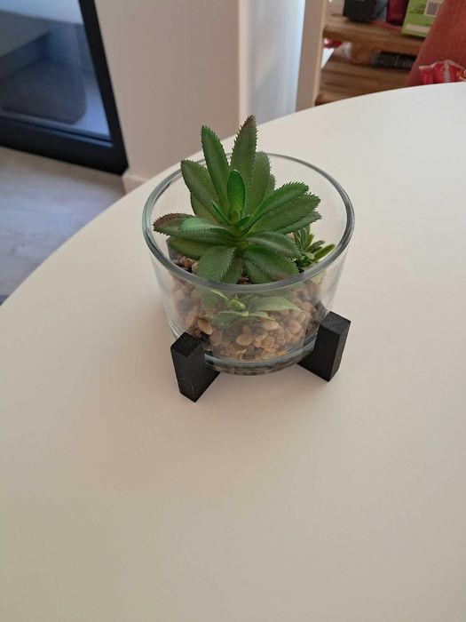 Pequena planta artificial decorativa