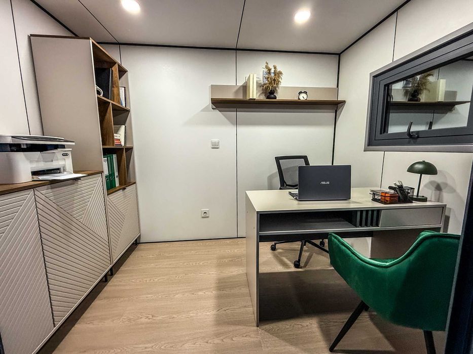 Mobilne biuro na kólkach, domek modułowy, kontenerowy, home office.