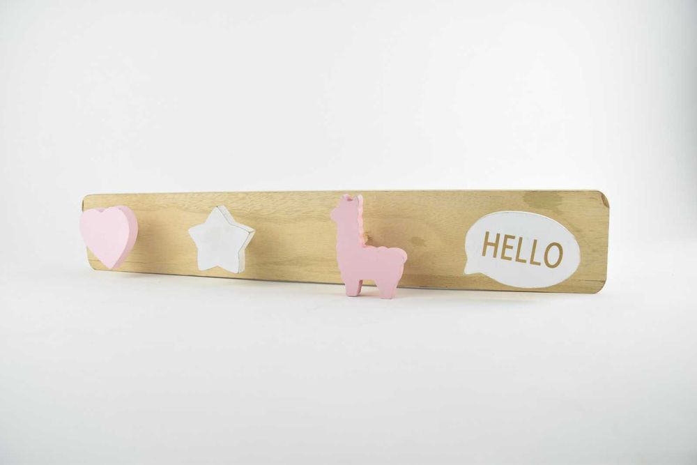 Drewniany wieszak ścienny do pokoju dziecięcego