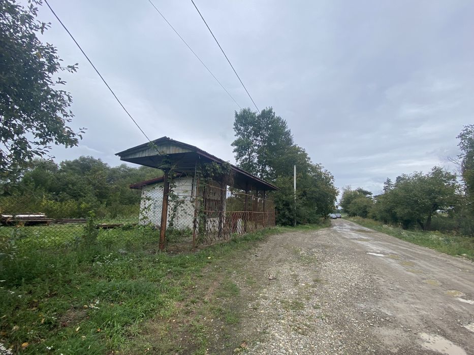 Ділянка комерційного призначення з невеликою будівлею.