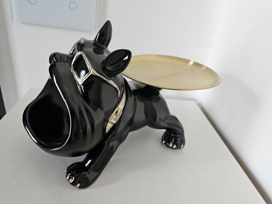 Buldog francuski z tacą na klucze